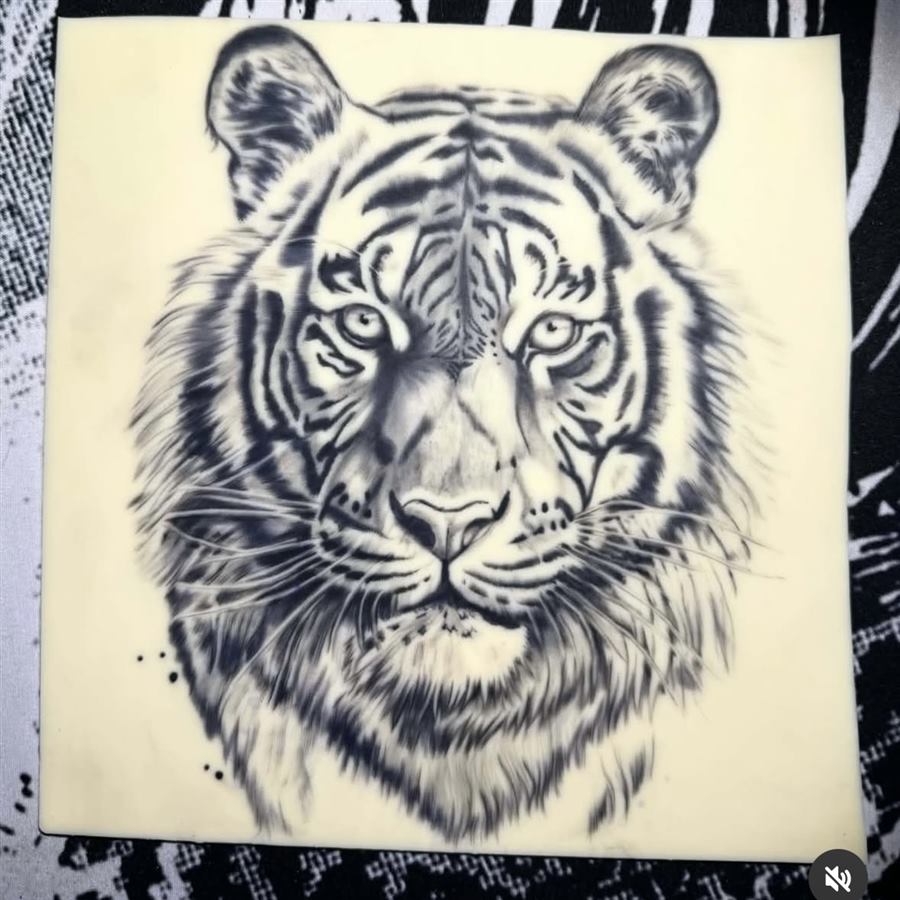 Realistischer Tigerkopf auf Kunsthaut