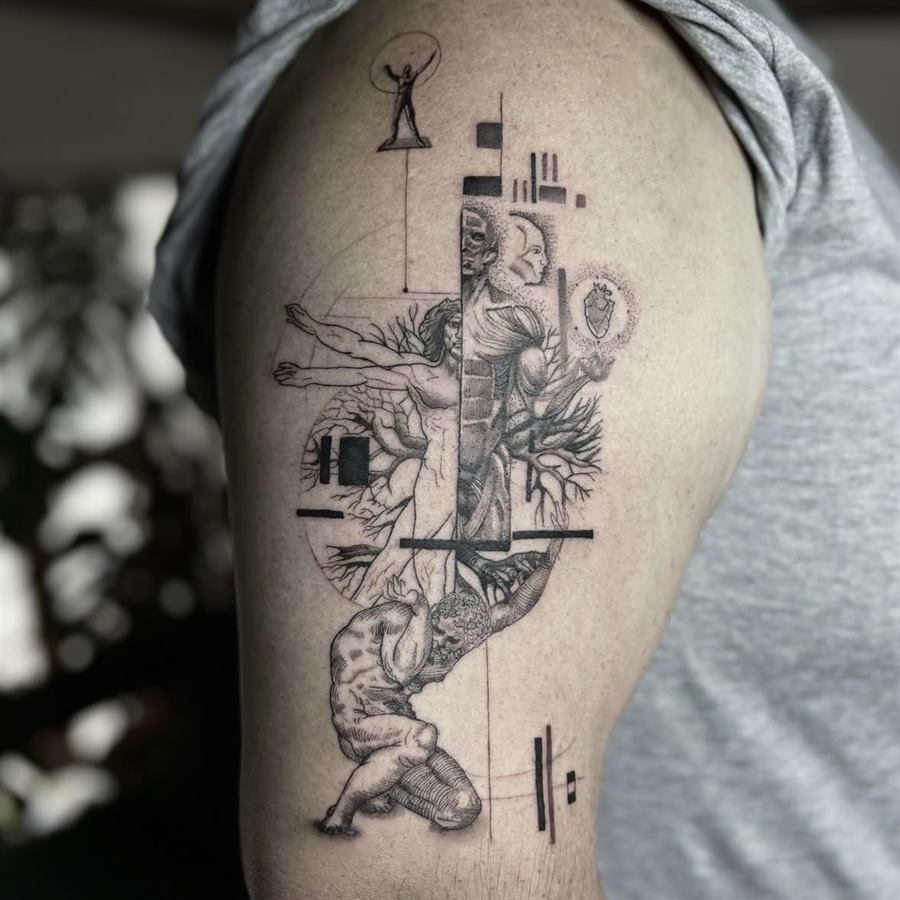 Grafisches Oberarm-Tattoo mit klassischen Figuren