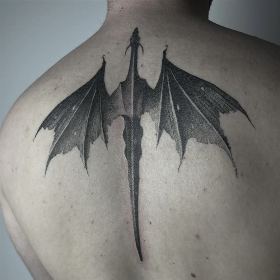 Drachenflügel-Tattoo auf dem Rücken