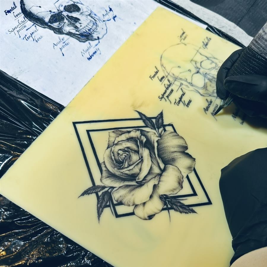 Rosenmotiv wird auf Kunsthaut tätowiert