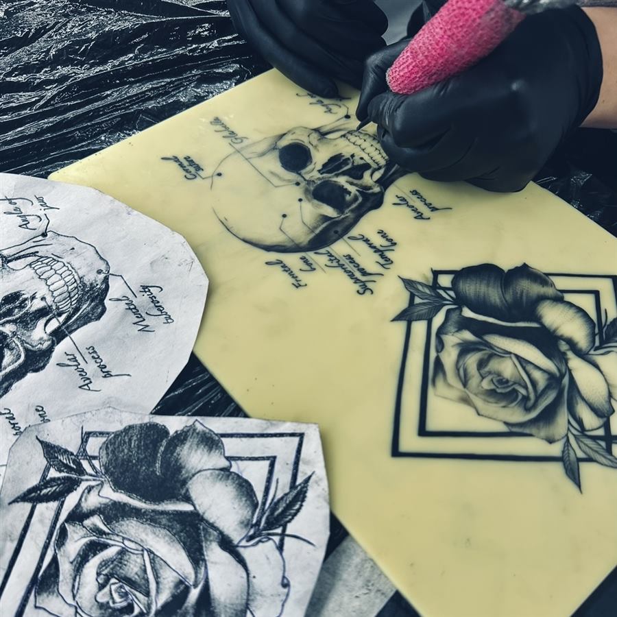 Teilnehmerin tätowiert ein Motiv auf Kunsthaut